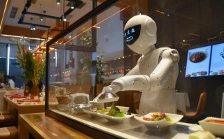 日本机器人服务员餐厅，是未来还是噱头？