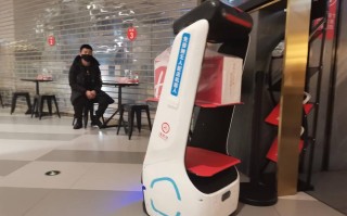 海底捞机器人登陆成都，服务体验如何？