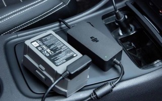 大疆御无人机充电怎么操作？