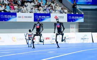 机器人跑步比赛，谁跑得更快？