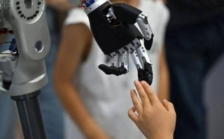 Google跑步机器人如何实现动态平衡与自主避障？