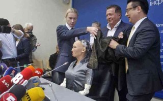 智能机器人索菲亚采访