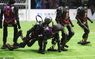 深圳足球机器人如何实现精准控球与配合？