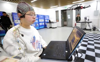 残疾人意念控制无人机