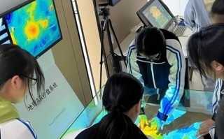 人工智能VR课桌如何实现沉浸式教学交互？