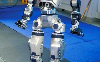 阿迪达斯美国为何启用机器人？