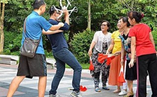 无人机送月饼被篮球击落