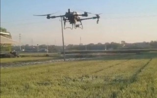 小型无人机喷洒农药如何规范操作？