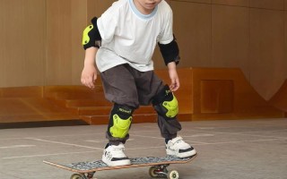 老头机器人为何教滑板小孩？