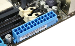 ur机器人如何安全插拔内存条？