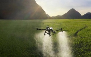 大疆喷药无人机20斤水能喷多少亩地？