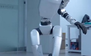 first机器人视频展示了哪些核心功能？