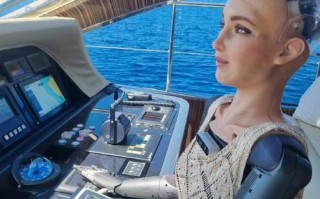 机器人索菲亚获公民身份，是进步还是隐患？