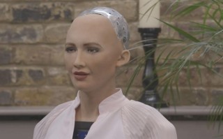 美女机器人sophia是真是假？