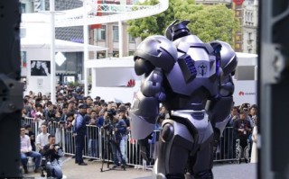 nk01机器人是谁扮演的？