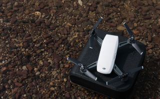 无人机能带上飞机吗？