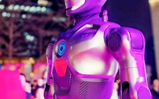 真人版机器人COCO是谁扮演的？