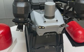 大疆无人机机翼亮红灯