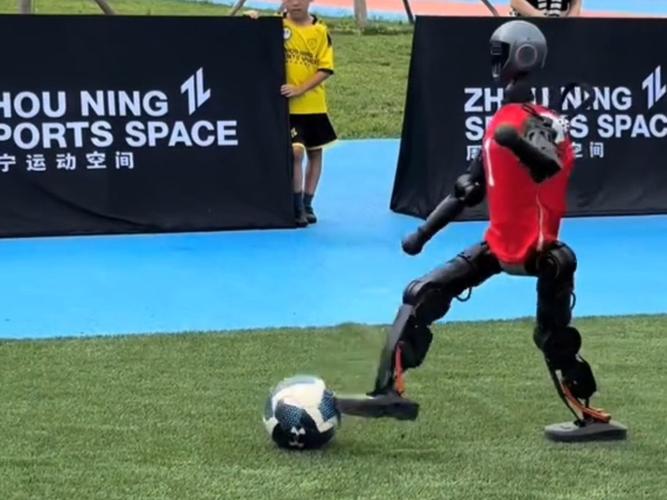 轮式足球机器人2025有何新突破？-第1张图片-广州国自机器人