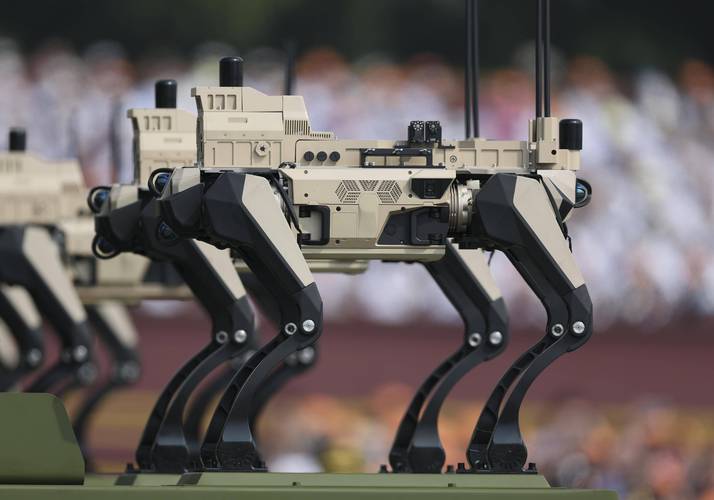 机器人2025阅兵视频，是AI还是真人操控？-第1张图片-广州国自机器人