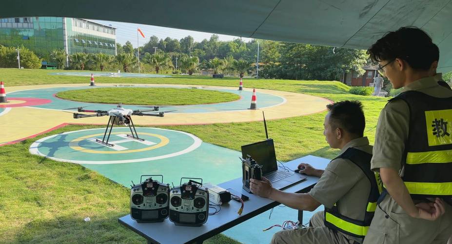 无人机打药培训如何快速上岗?-第1张图片-广州国自机器人 无人机打药培训如何快速上岗?-第1张图片-广州国自机器人