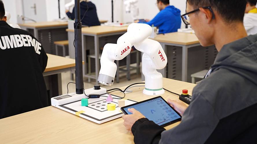 智能教育机器人5.0如何革新学习方式?-第2张图片-广州国自机器人 智能教育机器人5.0如何革新学习方式?-第2张图片-广州国自机器人