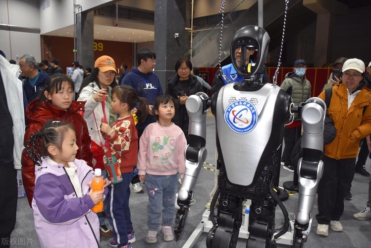 2025高考数学机器人真能替代考生？-第3张图片-广州国自机器人