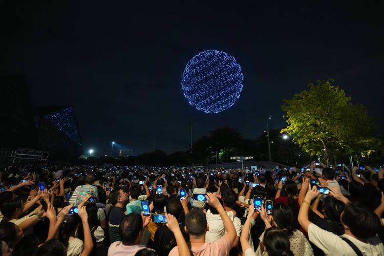 国外无人机表演视频直播-第1张图片-广州国自机器人