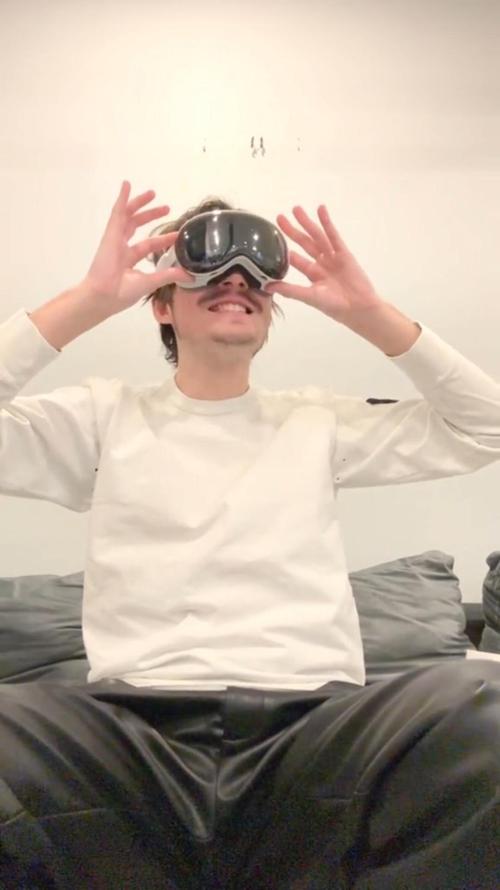 iPhoneVR机器人如何实现虚实交互?-第1张图片-广州国自机器人 iPhoneVR机器人如何实现虚实交互?-第1张图片-广州国自机器人