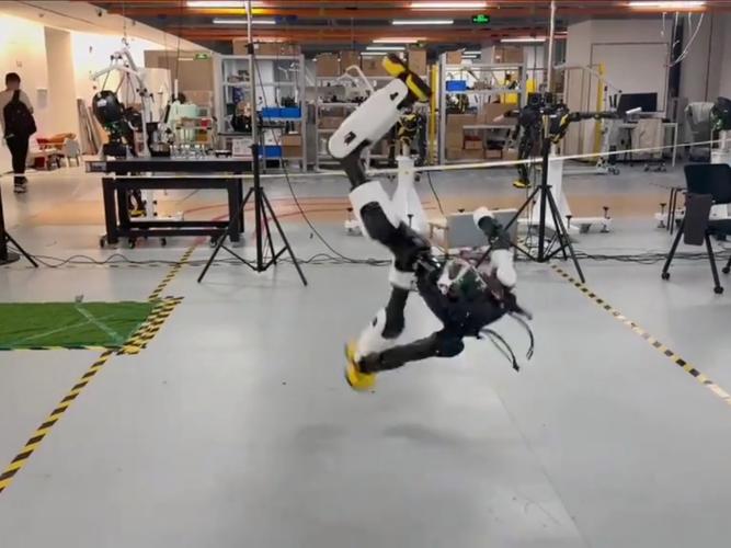 机器人后空翻视频是怎么做到的？-第3张图片-广州国自机器人