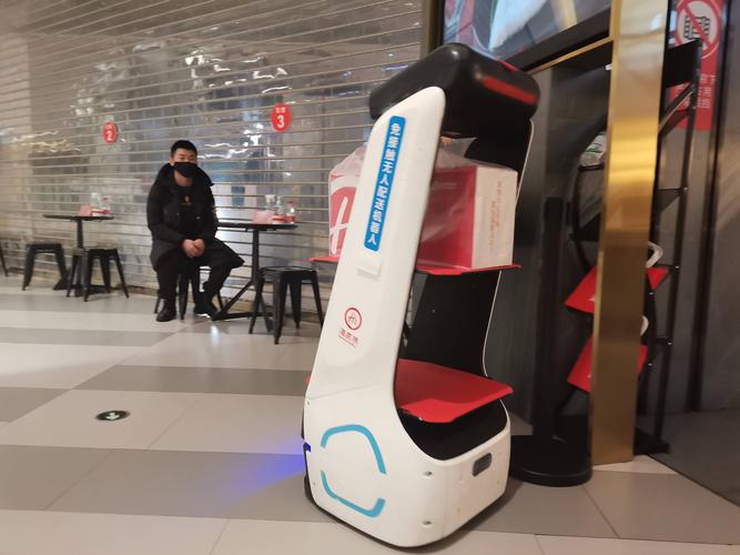海底捞机器人登陆成都，服务体验如何？-第1张图片-广州国自机器人