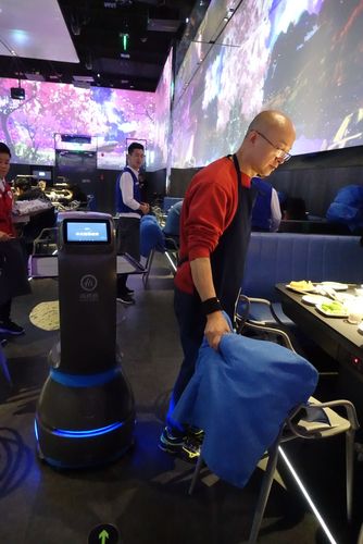海底捞机器人登陆成都，服务体验如何？-第2张图片-广州国自机器人
