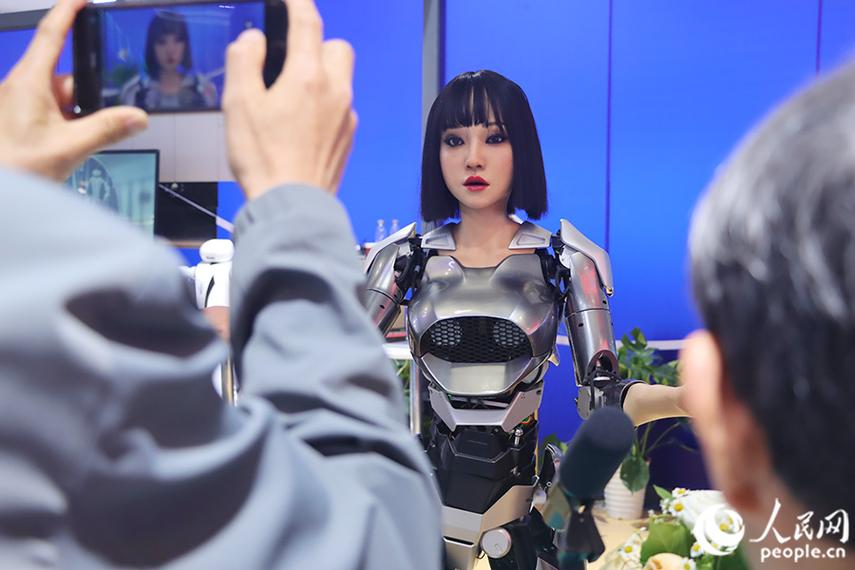 高仿真美女机器人，真假难辨还是科技突破？-第1张图片-广州国自机器人