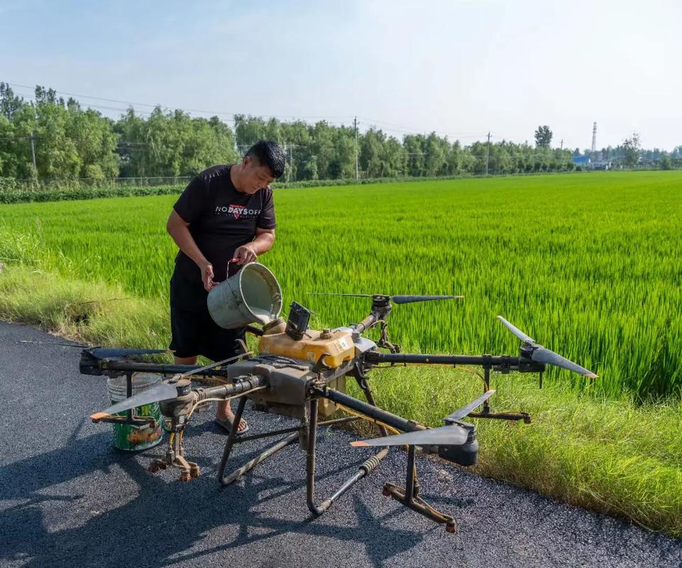 无人机打农药将如何发展？-第1张图片-广州国自机器人