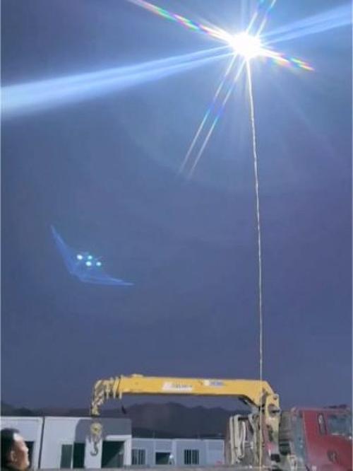 夜间的无人机究竟是什么样子?-第1张图片-广州国自机器人 夜间的无人机究竟是什么样子?-第1张图片-广州国自机器人