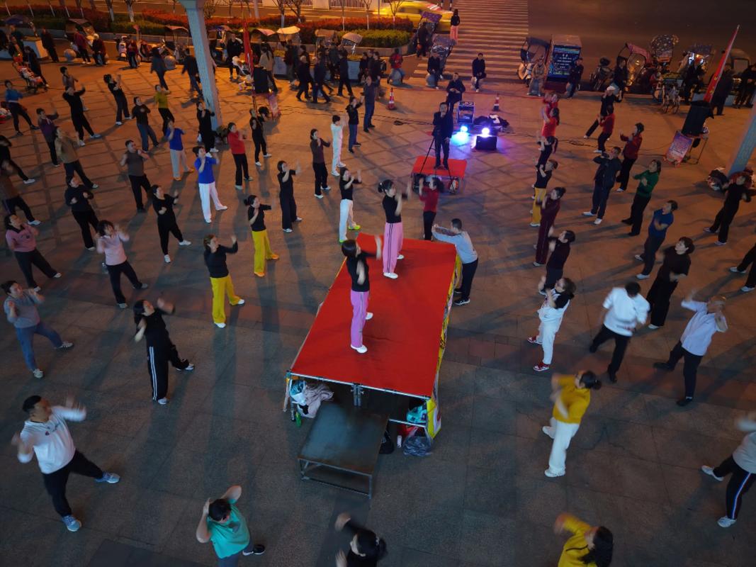 无人机怎么拍集体照片-第1张图片-广州国自机器人