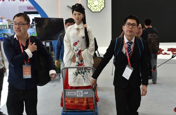 中国机器人佳佳真的会走吗？-第2张图片-广州国自机器人