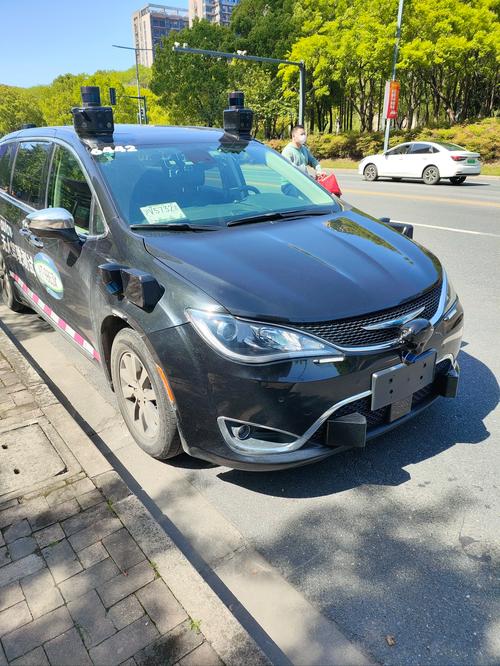 无人机驾驶汽车试验车，何时能上路？-第1张图片-广州国自机器人