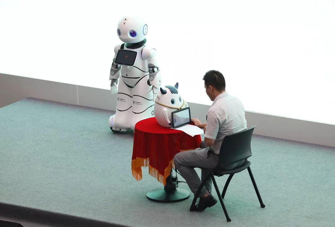 世界上首个机器人律师-第1张图片-广州国自机器人