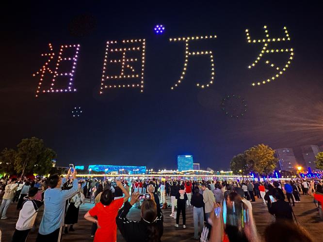 长沙无人机表演，大疆如何点亮夜空？-第1张图片-广州国自机器人
