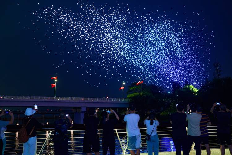 长沙无人机表演，大疆如何点亮夜空？-第2张图片-广州国自机器人